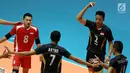 Pemain Timnas voli putra Indonesia merayakan poin saat melawan Jepang pada 8 besar grup E Kejuaraan Voli Asia 2017 di GOR Tri Dharma, Gresik, Sabtu (29/7). Indonesia kalah 0-3 (23-25, 15-25, 12-25). (Liputan6.com/Helmi Fithriansyah)