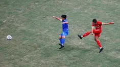 Pemain Persija Jakarta, Rezaldi Hehanusa (kanan) melepaskan tendangan saat laga persahabatan antara Persija Jakarta menghadapi Chonburi FC dalam rangka Grand Launching Jakarta International Stadium (JIS), Minggu (24/7/2022). (Bola.com/M Iqbal Ichsan)