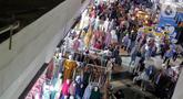 Calon pembeli memilih baju muslim di Pasar Tanah Abang Blok B, Jakarta, Senin (20/3/2023). (Liputan6.com/Angga Yuniar)