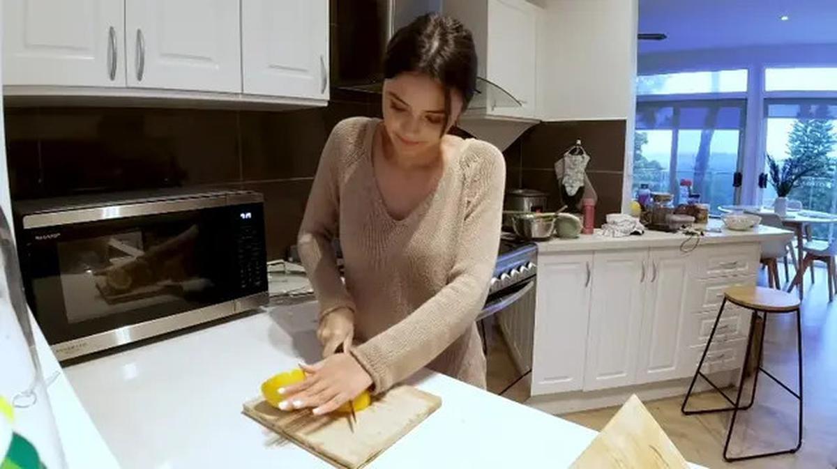 Potret Dapur Serba Putih Amanda Rawles, Minimalis dan Modern dengan View Pantai