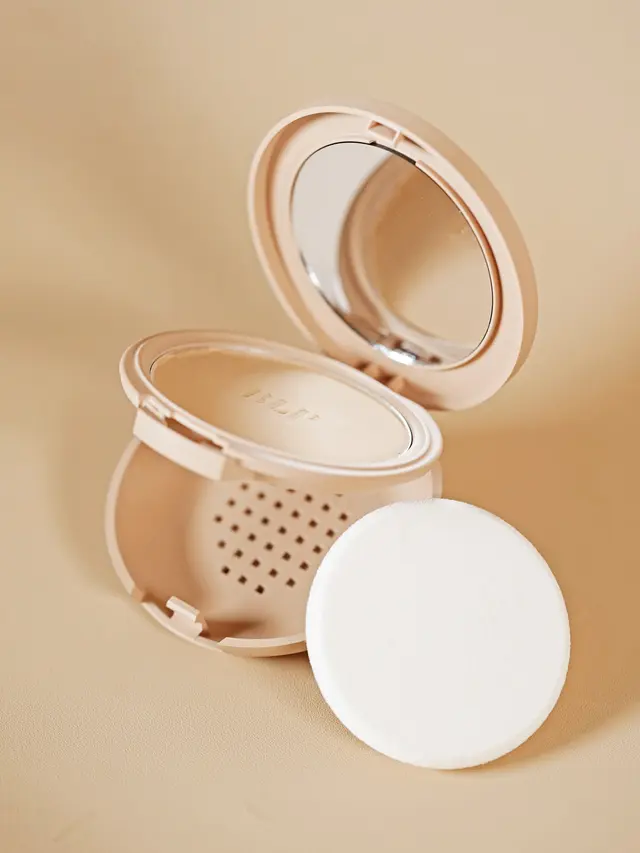 Di Rumah Aja, Makeup Lebih Praktis dengan Compact Powder Lokal Terbaru