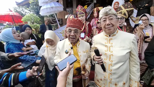 Sultan Seghayo Dipuncak Nur, Mawardi Harirama dalam penyematan gelar adat untuk Joko Widodo. (Liputan6.com/Ardi Munthe)