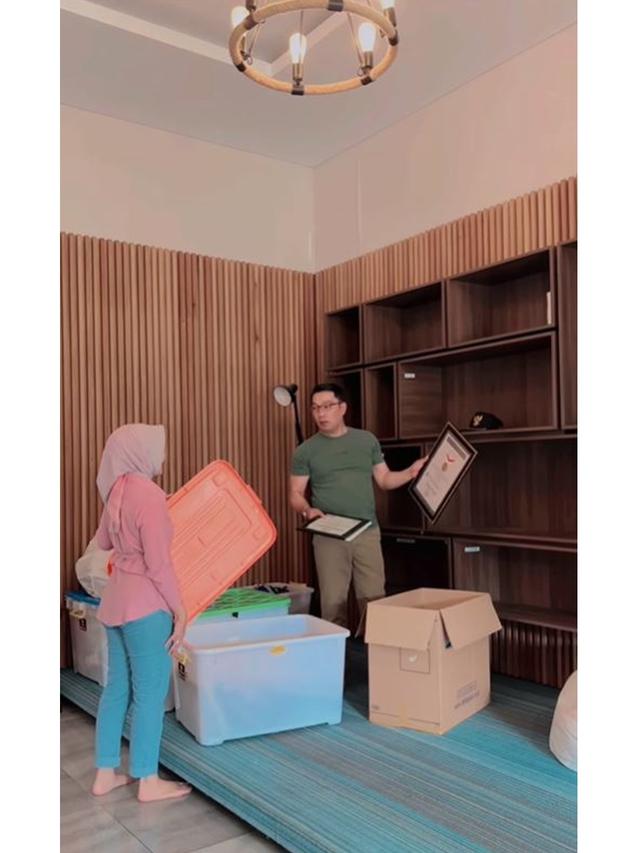 6 Potret Ridwan Kamil Kemasi Barang Pribadi di Rumah Dinas Gubernur, Penuh Haru
