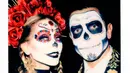 Kelly Ripa dan Mark Consuelos tampil maksimal dengan kostum Halloween couple. Mereka tampil kompak mengenakan riasan wajah kerangka yang rumit dan busana warna-warni. [@nyrp]