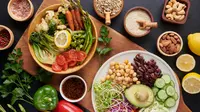 Untuk mencegah obesitas, kamu bisa memulainya dengan memperhatikan asupan makanan. Pastikan kamu mengonsumsi makanan yang sehat dan seimbang ya! (Foto dok: Freepik/jcom).