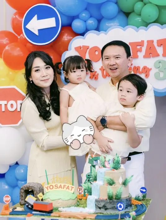 Kali ini, nuansa warna pastel jadi pilihan. Kuning muda menghadirkan kesan cerah pada keluarga Ahok dan Puput Nastiti Devi.  [Foto: Instagram/ btpnd]