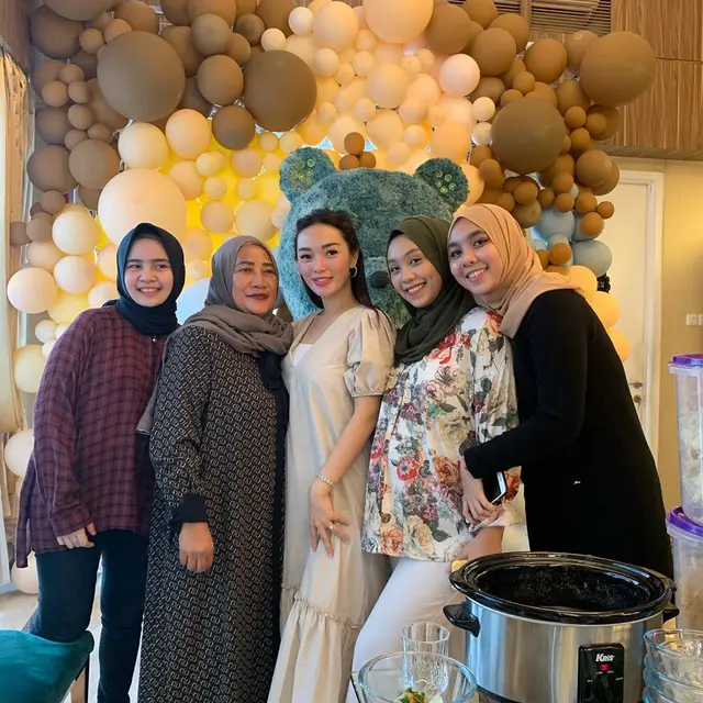 7 Momen Zaskia Gotik Pulang Ke Kampung Halaman Suami, Bertemu Mertua dan Saudara Ipar