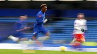 Striker Chelsea, Tammy Abraham, menggiring bola saat melawan Luton Town pada laga Piala FA di Stadion Stamford Bridge, Minggu (24/1/2021). Chelsea menang dengan skor 3-1. (AP/Ian Walton)