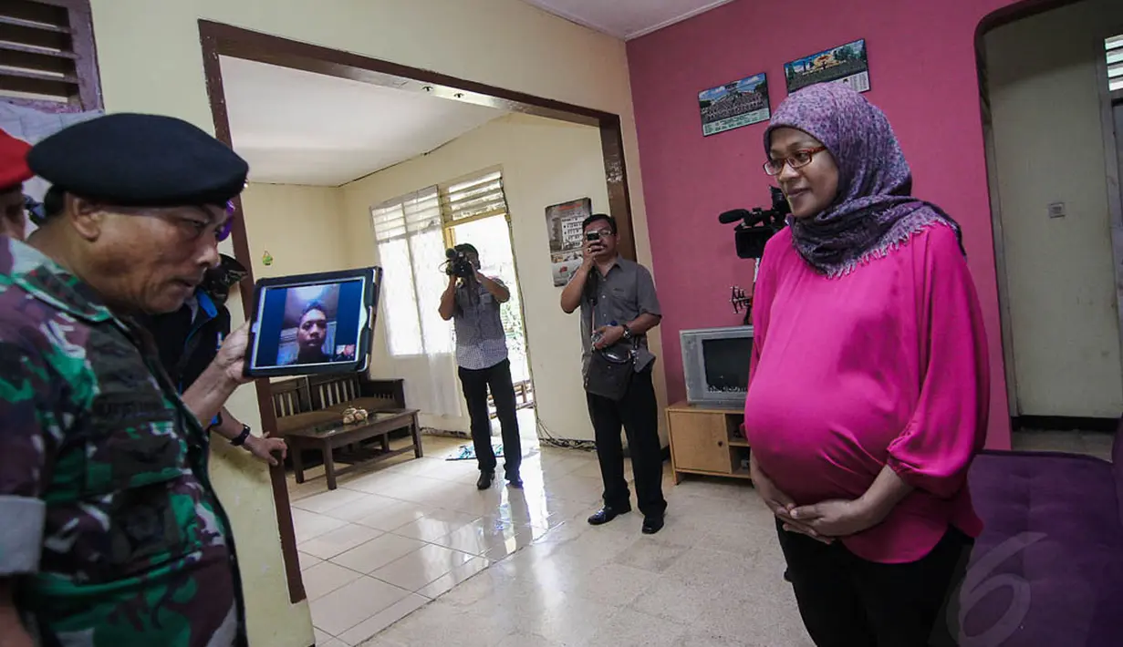 Kunjungan tersebut untuk memastikan kondisi istri para prajurit Kopassus yang sedang bertugas di Lebanon dalam keadaan baik, Jumat (2/4/14). (Liputan6.com/Faizal Fanani)