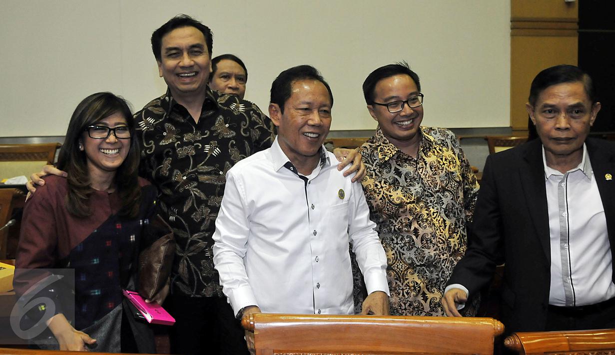 Kepala BIN, Sutiyoso (tengah) foto bersama anggota Komisi I usai mengikuti Rapat Kerja di Kompleks Parlemen, Senayan, Jakarta, Senin (29/2/2016). Rapat tersebut membahas Program Kerja BIN tahun 2016 serta Isu-isu Aktual. (Liputan6.com/JohanTallo)