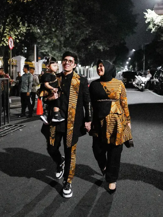 Atta, Aurel, hingga Ameena, terlihat begitu ramah tersenyum, dan melambaikan tangan dengan sopan kepada para penonton. Dalam acara tersebut, keluarga kecil Atta Halilintar terlihat mengenakan busana batik dengan sentuhan desain modern yang begitu mencolok. Mereka tampil kompak dengan memilih baju batik yang memiliki motif senada, menciptakan kesan mewah dan elegan yang begitu mencuri perhatian. (Liputan6.com/IG/@attahalilintar)