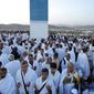 Jemaah haji berdoa di Jabal Rahmah, Padang Arafah, dekat Kota Suci Mekkah, Arab Saudi, 8 Juli 2022. Puncak ibadah haji berlangsung di Padang Arafah. (AP Photo/Amr Nabil)