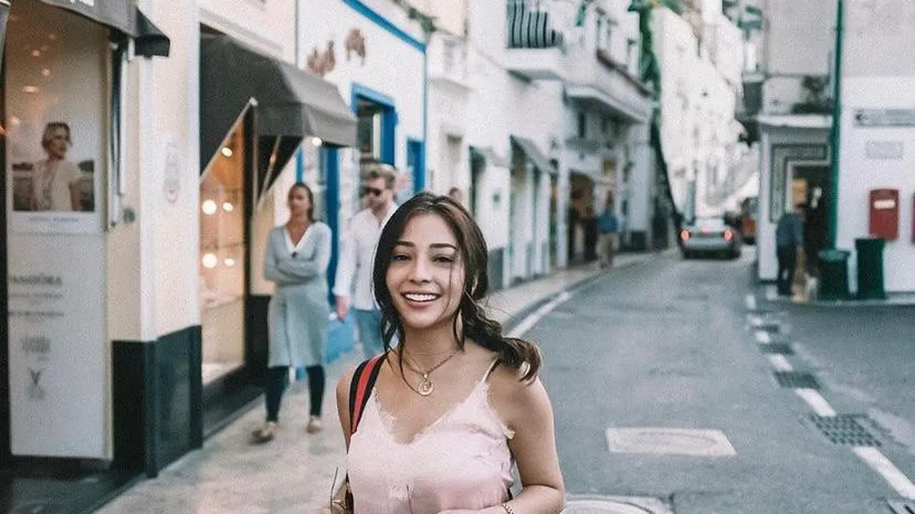 14 Ide Padu Padan Busana Warna Pink ala Seleb, Jessica Iskandar-Karina aespa