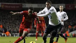 Raheem Sterling dan Etienne Capoue berduel merebut bola pada pertandingan sepak bola Liga Utama Inggris antara Tottenham Hotspur dan Liverpool di White Hart Lane di London, Minggu 15 Desember 2013 (AFP/Ian Kington)