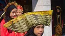Setiap kostum mencerminkan kekayaan budaya dari berbagai daerah, mulai dari Indonesia bagian Barat hingga timur. Tampak dalam foto, salah satu siswa bersiap mengikuti pergelaran busana tradisional saat peringatan Hari Kartini di Taman Kanak-Kanak Hidayatusshibyan, Cinere, Depok, Jawa Barat, Selasa (21/4/2026). (merdeka.com/Arie Basuki)