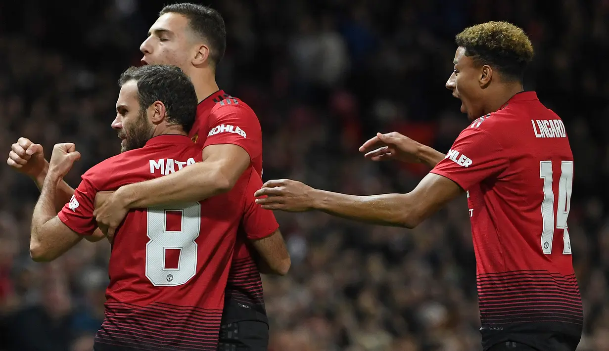 Selebrasi gelandang Manchester United, Juan Mata bersama rekan-rekannya setelah mencetak gol ke gawang Derby County pada laga putaran ketiga Piala Liga Inggris 2018/2019 di Old Trafford Stadium, Manchester (25/9/2018). Juan Mata yang baru didatangkan MU dari Chelsea pada tengah musim 2013/2014 langsung mewarisi jersey bernomor punggung 8. Ia mengenakannya hingga akhir musim 2021/2022. Pada awal musim 2022/2023 ia hijrah ke Galatasaray. (AFP/Paul Ellis)