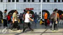 Sejumlah pemudik membawa barang bawaan menuju pintu masuk Stasiun Pasar Senen, Jakarta, Rabu (23/9/2015). PT KAI mencatat tiket keberangkatan ke sejumlah daerah di Jawa bagian timur telah terjual hampir 100 persen. (Liputan6.com/Yoppy Renato)