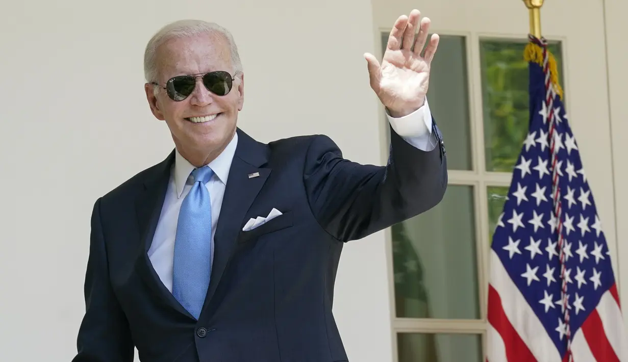Presiden Amerika Serikat Joe Biden melambaikan tangan usai berbicara di Taman Mawar Gedung Putih, Washington, Amerika Serikat, 27 Juli 2022. Selain masih harus mengenakan masker, Biden juga harus terus melakukan tes virus secara teratur jika terjadi gejala lagi. (AP Photo/Susan Walsh)