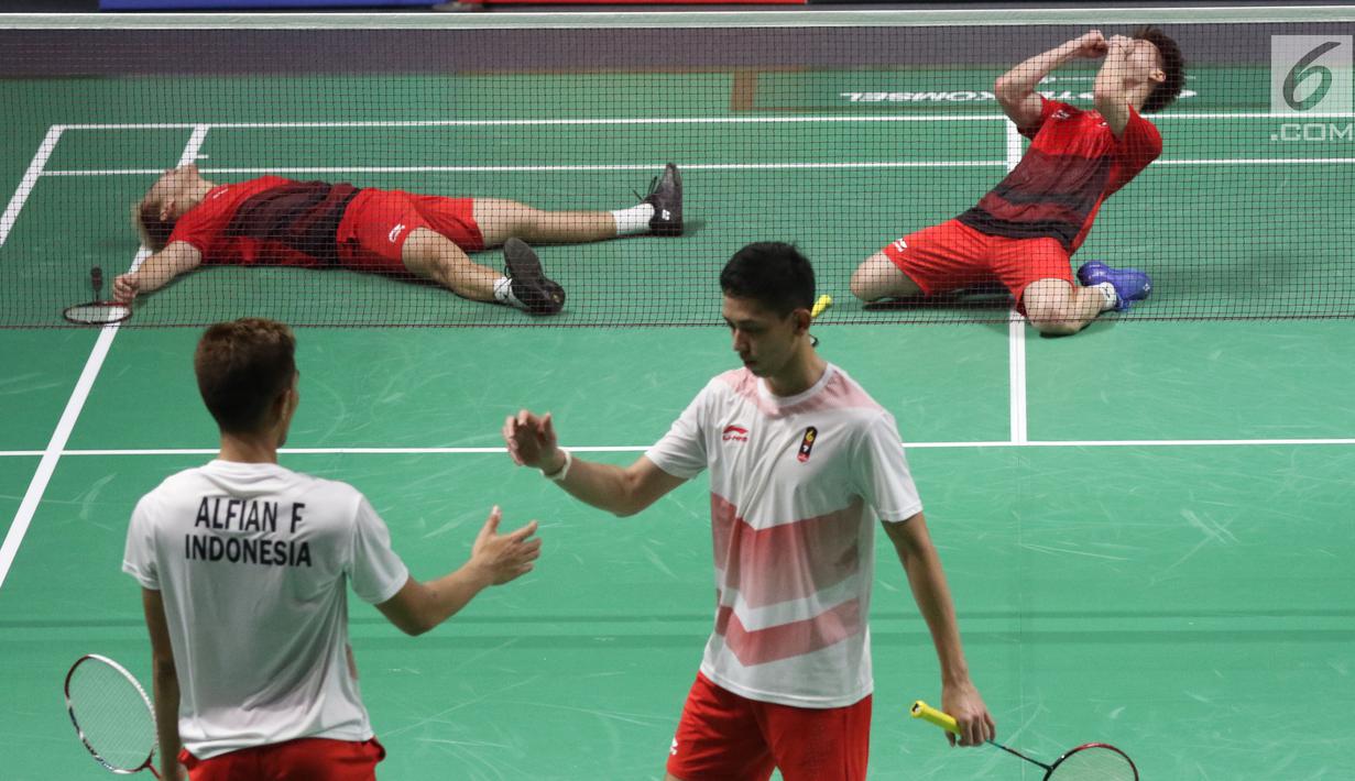 Ganda putra Indonesia, Kevin Sanjaya S/Marcus F Gideon merayakan kemenangan atas Fajar Alfian/M Rian Ardianto di Final Bulutangkis Asian Games 2018 di Istora GBK, Jakarta, Selasa (28/8). Kevin/Marcus unggul 2-1. (Liputan6.com/Helmi Fithriansyah)