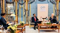 Presiden Joko Widodo (Jokowi) bertemu dengan Presiden Palestina, Mahmoud Abbas, di sela-sela Konferensi Tingkat Tinggi (KTT) Luar Biasa Organisasi Kerja Sama Islam (OKI) yang digelar di King Abdulaziz International Convention Center (KAICC), Riyadh, Arab Saudi, Sabtu, (11/11/2023). (Dok. Istimewa)