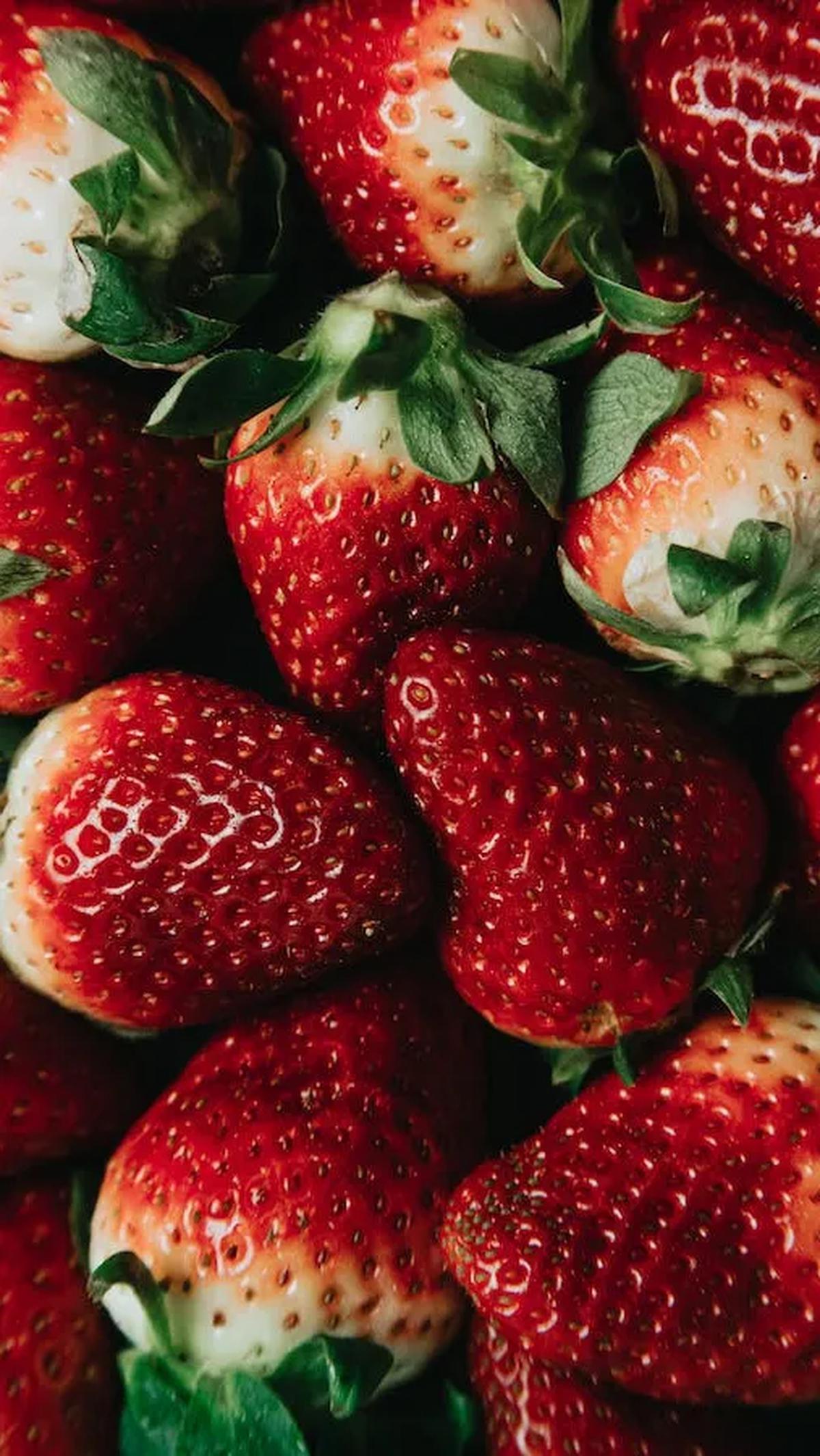 Istilah ini berasal dari Taiwan, yang menyebut generasi ini seperti buah strawberry—indah dan eksotis namun mudah hancur saat dipijak.&nbsp;