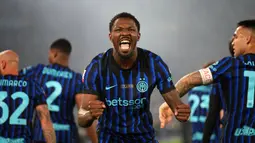 Dua gol Nerazzurri dicetak melalui gol bunuh diri Adam Marusic (14') dan Lautaro Martinez (35'). (AP Photo/Andrew Medichini)