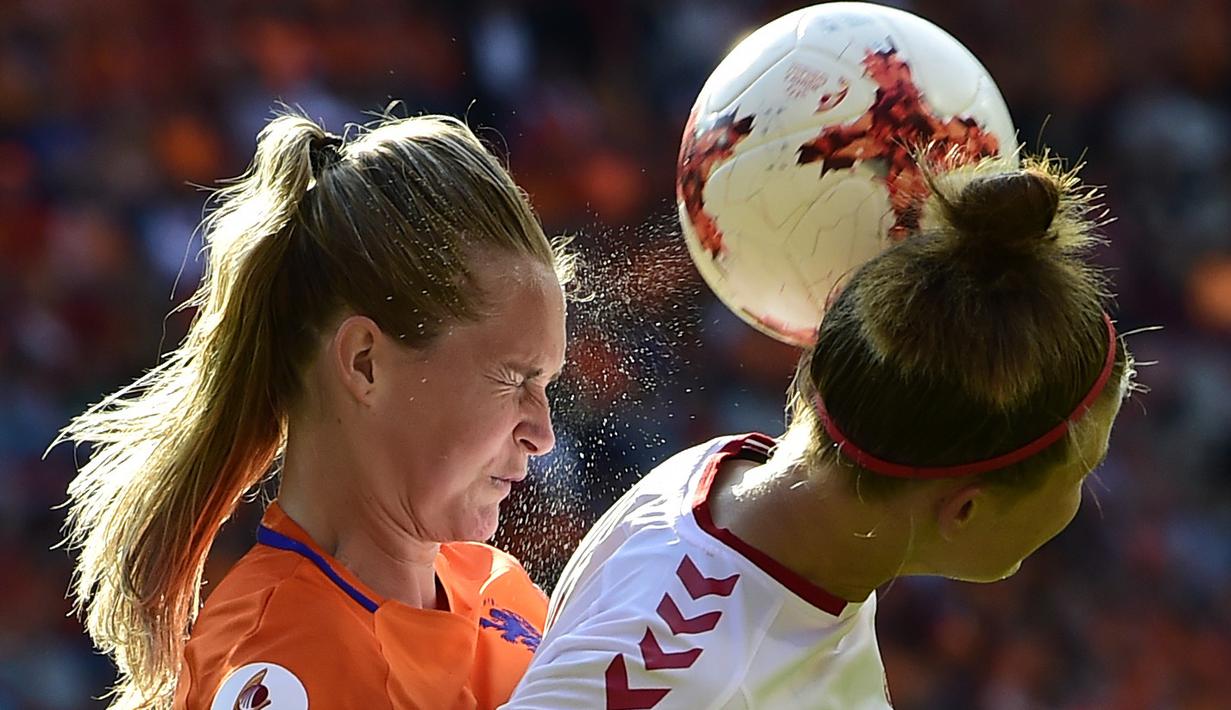 Pemain Belanda, Desiree van Lunteren (kiri) berduel dengan pemain Denmark, Katrine Veje (kanan) pada final Piala Eropa Wanita 2017 di FC Twente Stadium, Enschede, (6/8/2017). Belanda menang 4-1. (AFP/Tobias Schwarz)