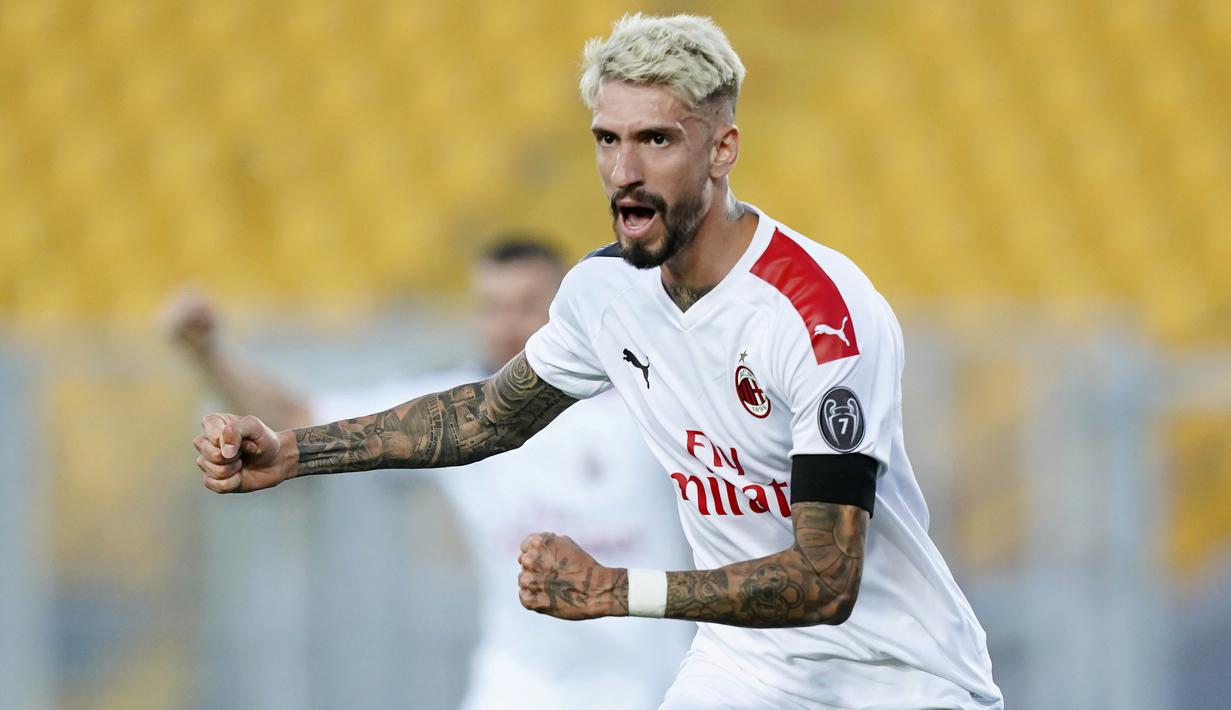 Pemain AC Milan, Samu Castillejo, melakukan selebrasi usai membobol gawang Lecce pada laga Serie A di Stadion Via del Mare, Senin (22/6/2020). AC Milan menang 4-1 atas Lecce. (Spada/LaPresse via AP)