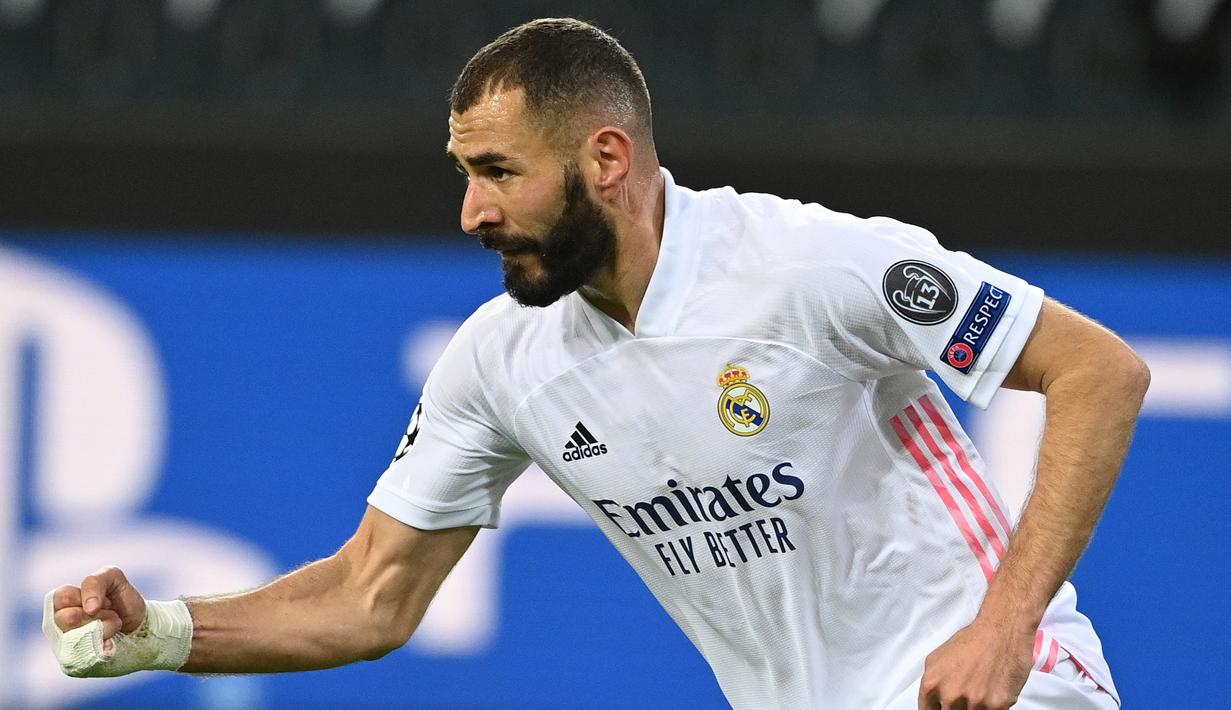 Penyerang Real Madrid, Karim Benzema berselebrasi usai mencetak gol ke gawang Borussia Monchengladbach pada pertandingan grup B Liga Champions di  Borussia Park, Jerman, Selasa (27/10/2020). Madrid bermain imbang 2-2 atas Monchengladbach. (AFP Photo/Ina Fassbender)