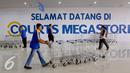 Karyawan mendorong troli untuk kebutuhan berbelanja konsumen di Megastore Courts, Tangerang Selatan, Sabtu (23/1/2016). Perusahan ritel tersebut mengusung tema rumah bagi konsep ritel inovatif. (Liputan6.com/Fery Pradolo)