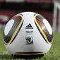 Jabulani, bola resmi untuk Piala Dunia 2010 diperkenalkan oleh Adidas di Cape Town. AFP PHOTO/ADIDAS
