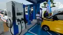 Pemudik mengisi daya mobil listrik di SPKLU PT PLN (Persero) di Rest Area KM 228 Tol Cikopo-Palimanan (Cipali). (merdeka.com/Arie Basuki)