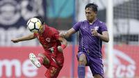 Bek Kalteng Putra, Hery Susilo, berusaha mengamankan bola saat melawan Persita Tangerang pada laga Liga 2 di Stadion Pakansari, Jawa Barat, Selasa (4/12). Kalteng menang 2-0 atas Persita. (Bola.com/M. Iqbal Ichsan)