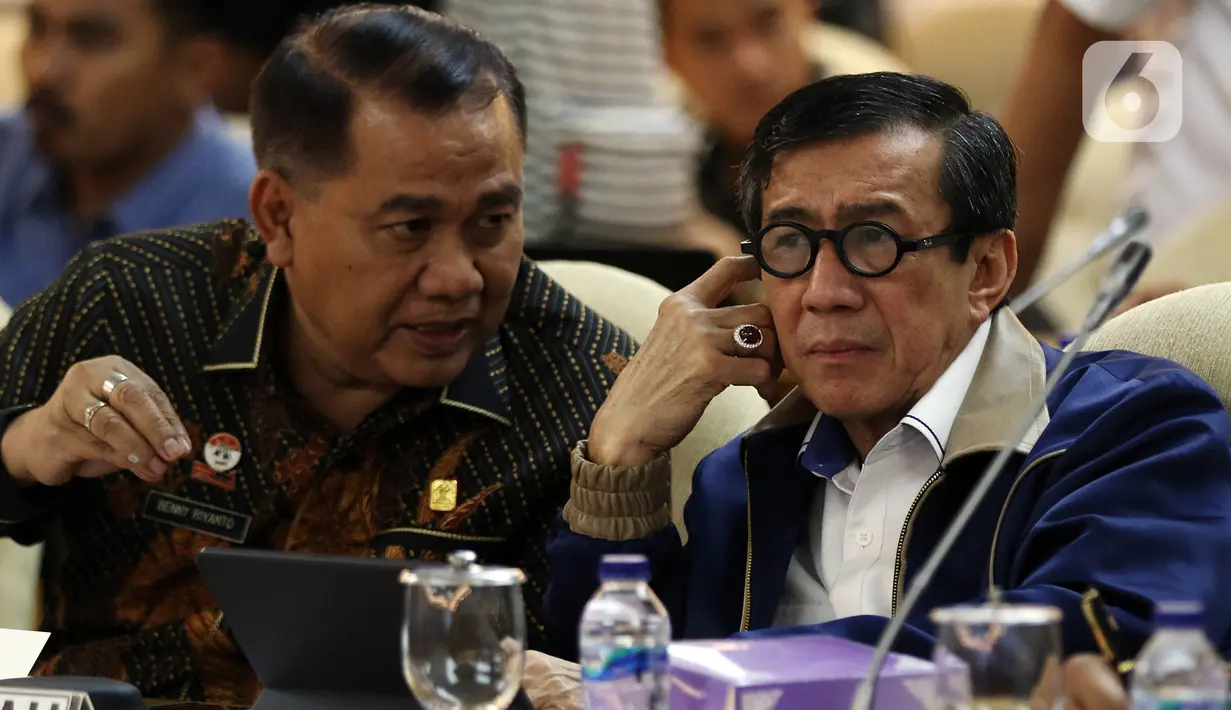 Menkumham Yasonna Laoly mengikuti Rapat Kerja dengan Baleg DPR di Kompleks Parlemen, Senayan, Kamis (16/1/2020). Baleg DPR membuka peluang mengurangi jumlah RUU program legislasi nasional (prolegnas) prioritas tahun 2020-2021 dari 50 RUU menjadi 40 RUU prolegnas prioritas. (Liputan6.com/Johan Tallo)