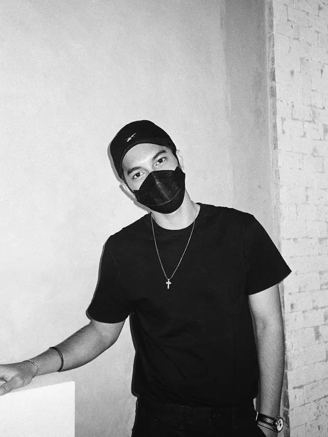 Gaya Junior Roberts Pakai Baju Kaus Warna Hitam, Simpel Tapi Keren