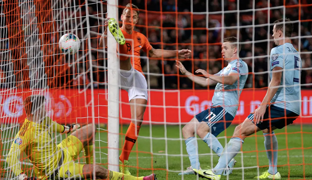 Pemain Belanda Luuk de Jong (tengah) mencetak gol ke gawang Irlandia Utara pada laga kualifikasi Euro 2020 di Rotterdam, Belanda, Kamis (10/10/2019). Belanda menang 3-1 dengan dua gol di antaranya dicetak Memphis Depay. (AP Photo/Peter Dejong)