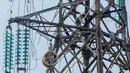 Pekerja memperbaiki kabel listrik Pembangkit Listrik Tenaga Uap (PLTU) Banten 3 Lontar, di Tangerang, Rabu (29/4/2020). PLN (Persero) semula menargetkan puncak commercial operation date (COD) pembangkit terjadi pada 2020 dengan kapasitas pembangkit mencapai 8.823 MW. (Liputan6.com/Fery Pradolo)