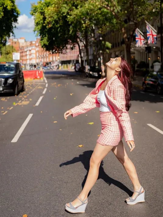 Tampilan klasik dan elegan bisa terlihat tetap kasual dengan pilihan alas kaki bersol wedges (IG @cassandraslee)