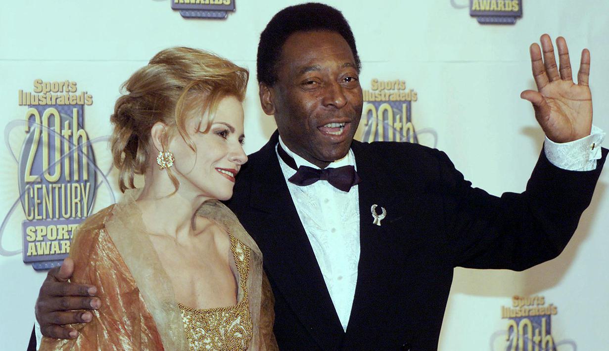 Legenda sepak bola sepanjang masa, Pele sudah memiliki 7 anak dari 4 wanita. Dari istri pertama ia dihadiahkan 3 anak yaitu Kelly, Jennifer dan Edson. (AFP/Timothy A Clary)