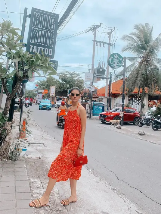 <p>Fitrie Rachmadhina kelahiran Jakarta 26 Juli 1985. Mengawali karir sinetron dari Cewek-cewek Badung (2005), 1001 Cara Menggaet Cowok, Santriwati Gaul, Suci hingga TOP yang melambungkan namanya.Setelah itu, ia banyak menjadi bintang tamu dalam sinetron. Sedangkan dalam FTV, telah bermain di puluhan judul. [dok. Instagram/fitrierachmadhina]</p>