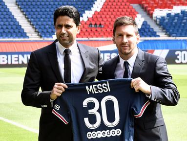 Lionel Messi resmi bergabung dengan Paris Saint-Germain dengan nomor punggung 30. Nomor ini sebenarnya pernah dipakai oleh La Pulga di awal karienya bersama Barcelona. Messi bergabung dengan PSG dengan berstatus bebas transfer. (Foto: AFP/Stephane De Sakutin)