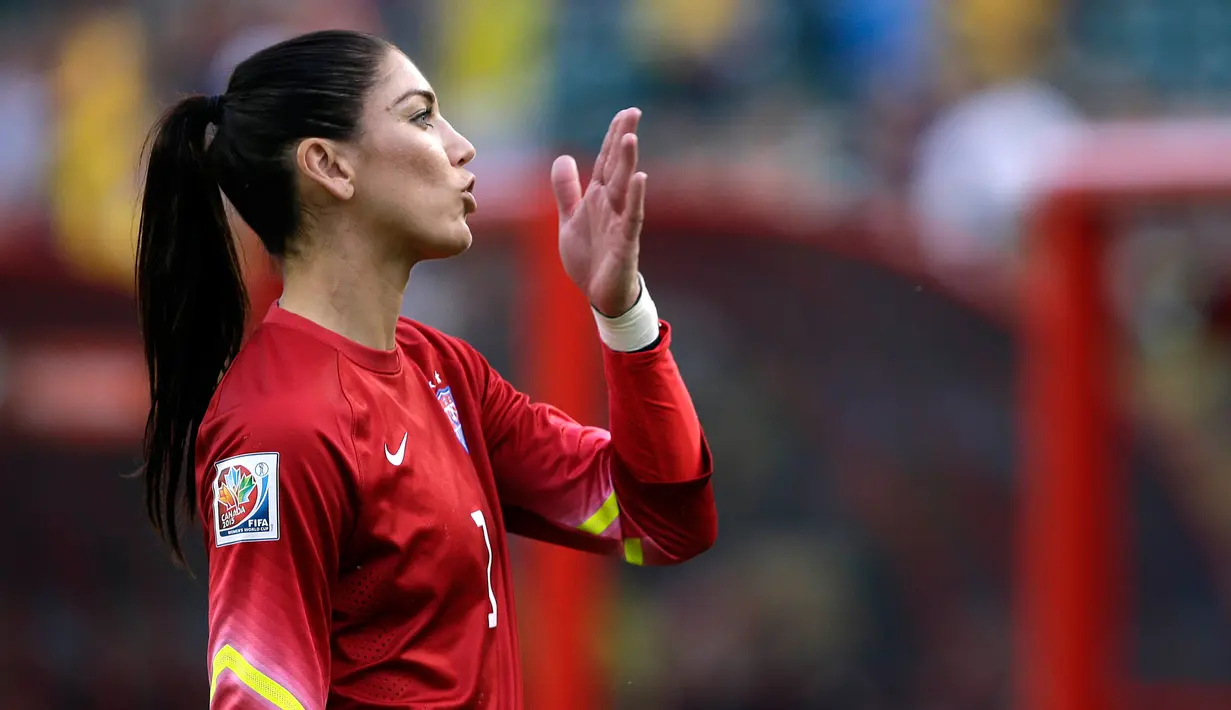 Kiper Wanita Amerika Serikat, Hope Solo menyapa pengemarnya usai bertanding melawan Kolombia di Piala Dunia Wanita 2015 di Stadion Commonwealth, Kanada, (22/6/2015). Amerika Serikat menang 2-0 atas Kolombia. (Reuters/Erich Schlegel)