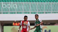 Ferdinand Sinaga (kiri) saat dikawal pemain belakang PS TNI, Wiganda Pradika dalam lanjutan TSC 2016 di Stadion Pakansari, Bogor Jawa Barat, Minggu (29/5/2016). (Bola.com/Nicklas Hanoatubun)