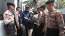 Petugas kepolisian mengeluarkan seorang pendemo wanita yang berusaha masuk ke dalam gedung DPR saat aksi Aliansi Masyarakat Pati Bersatu (AMPB) di Jakarta, Kamis (27/8/2026). (KLY/Budy Santoso)