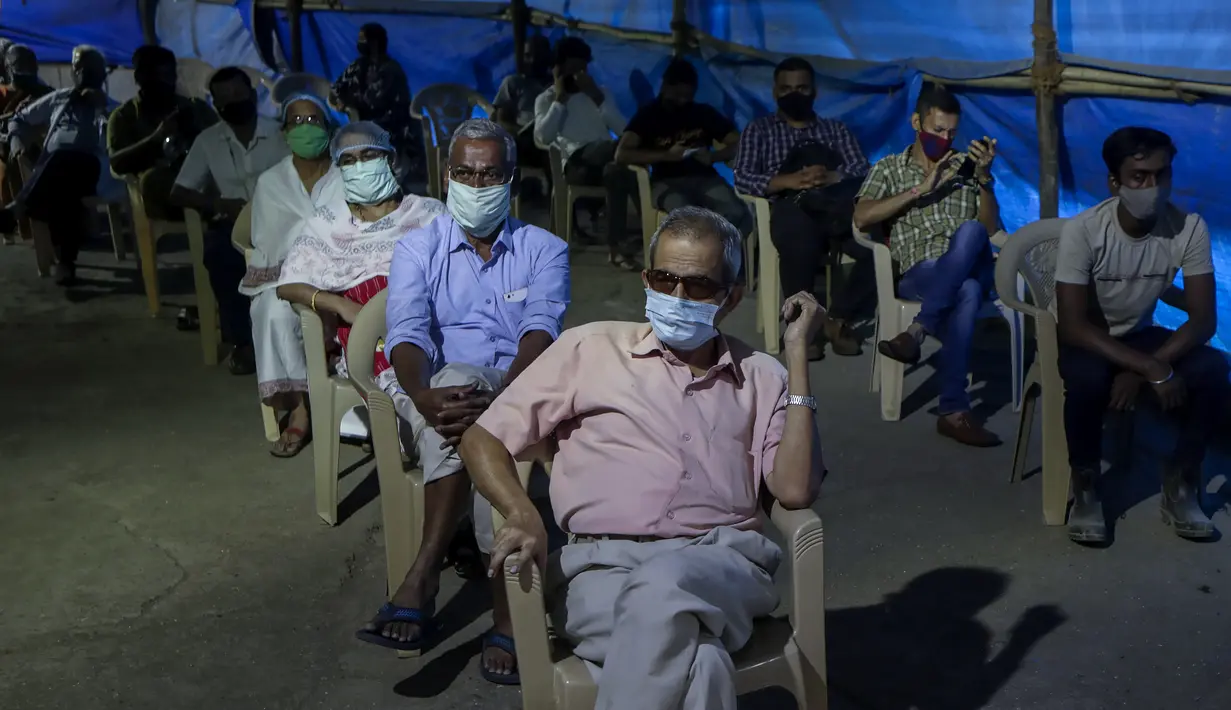 Warga India menunggu untuk divaksinasi COVID-19 di pusat vaksinasi di Mumbai, India (10/1/2022). Penyebaran varian Omicron yang cepat telah memicu lonjakan kasus baru hingga delapan kali lipat sejak awal tahun. (AP Photo/Rajanish Kakade)