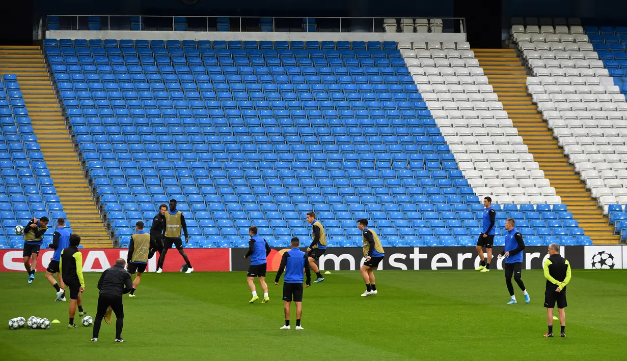 Para pemain Atalanta menghadiri sesi pelatihan tim di Stadion Etihad di Manchester, Inggris barat laut (21/10/2019). Atalanta akan bertanding melawan Manchester City pada matchday ketiga Grup C Liga Champions di Etihad Stadium. (AFP Photo/Paul Ellis)