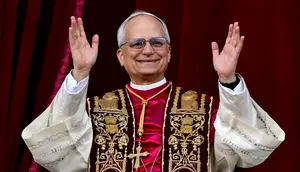Robert Francis Prevost memilih nama kepausan Leo XIV. Tampak dalam foto, Paus Leo XIV yang baru terpilih, Robert Francis Prevost saat berpidato di hadapan puluhan ribu umat Katolik dari balkon loggia utama Basilika Santo Petrus untuk pertama kalinya di Vatikan, pada 8 Mei 2025. (Tiziana FABI/AFP)