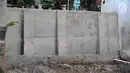 Kondisi tanggul di kawasan RT004 RW 006, Jatipadang, Jakarta, Selasa(29/1). Tanggul ini dibangun dengan tinggi 2,5 meter dan panjang 5 meter dengan konstruksi beton. (Liputan6.com/Herman Zakharia)