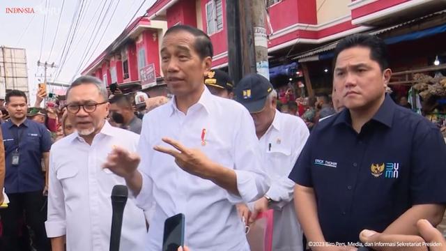 Presiden Jokowi mengunjungi Pasar Natar Lampung Selatan, Jumat (5/5/2023). (Foto: tangkapan layar/Youtube Sekretariat Kabinet)