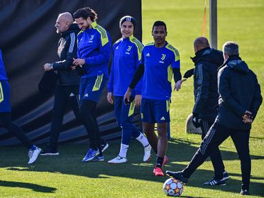 Para pemain Juventus menghadiri sesi latihan di tempat latihan Continassa di Turin, Italia (7/12/2021). Juventus akan bertanding melawan Malmo pada Grup H Liga Champions di Allianz Stadium. (AFP/Marco Bertorello)